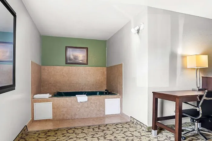 SureStay Plus by Best Western Bettendorf 4