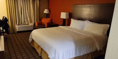 Holiday Inn Express & Suites Chicago - Algonquin, an IHG Hotel