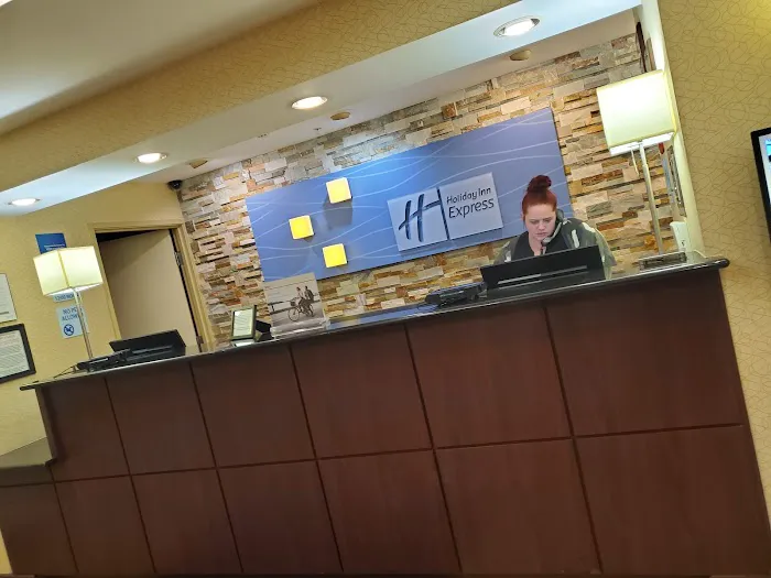 Holiday Inn Express & Suites Chicago - Algonquin, an IHG Hotel 4