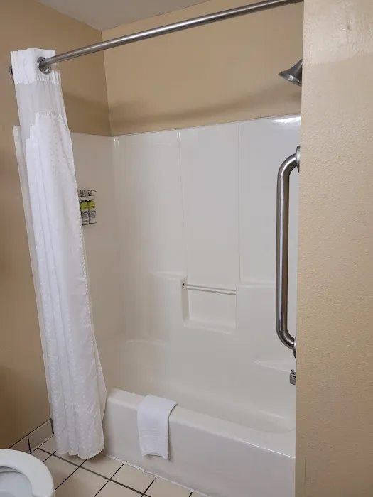 Holiday Inn Express & Suites Chicago - Algonquin, an IHG Hotel 4