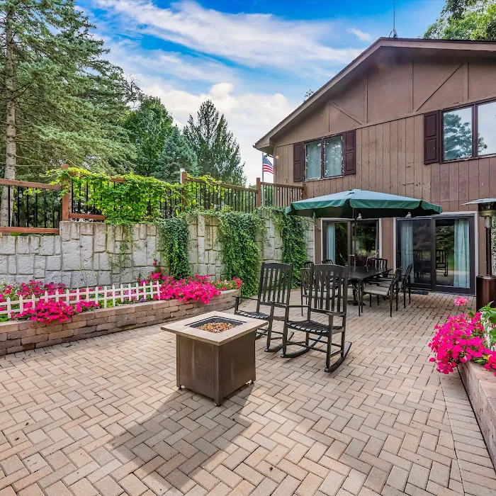Harmony Inn. Relax, Recharge, and Relish the Charm of Harmony Inn! 4