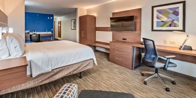 Holiday Inn Express & Suites Lake Zurich-Barrington by IHG
