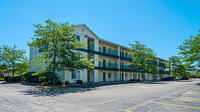 HomeTowne Studios Chicago - Waukegan 4