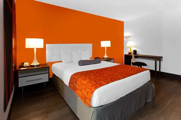 Howard Johnson by Wyndham Waukegan Great Lakes 4