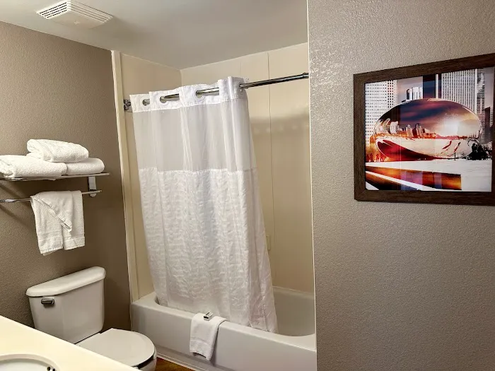 La Quinta Inn & Suites by Wyndham Bannockburn-Deerfield 4