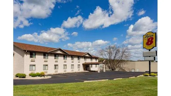 Super 8 by Wyndham Decorah 4