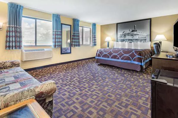 Super 8 by Wyndham Decorah 4