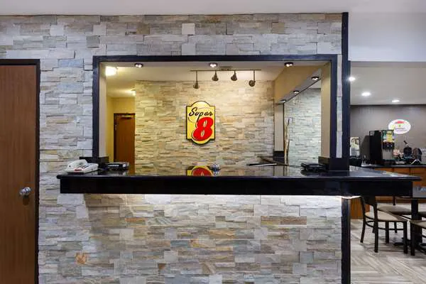 Super 8 by Wyndham Decorah 4