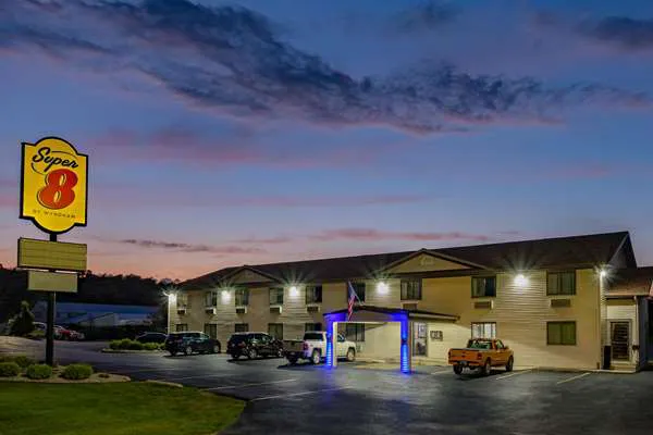 Super 8 by Wyndham Decorah 4