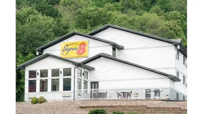 Super 8 by Wyndham Winona MN 4