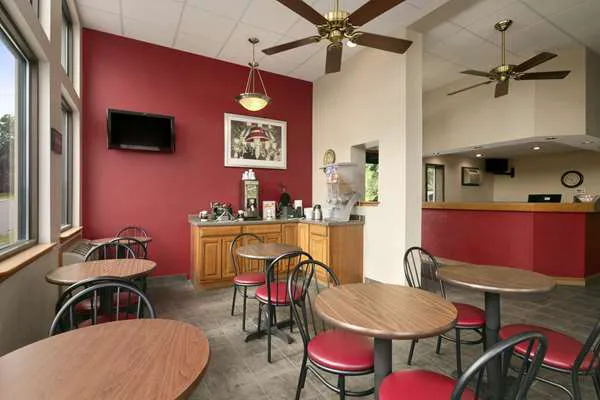 Super 8 by Wyndham Winona MN 4
