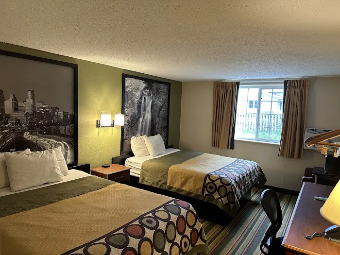 Super 8 by Wyndham Winona MN 4