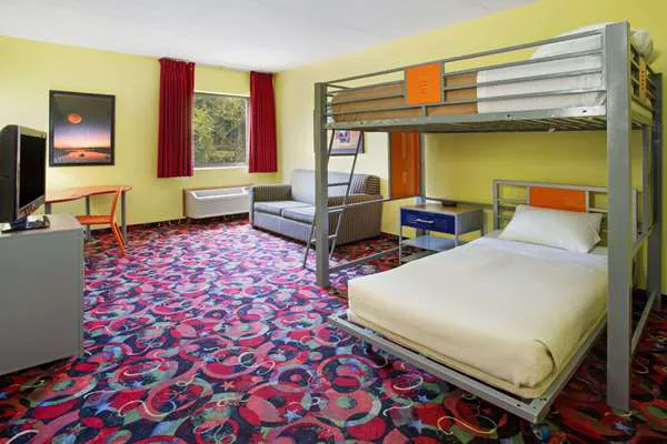 Ramada by Wyndham Bettendorf 4