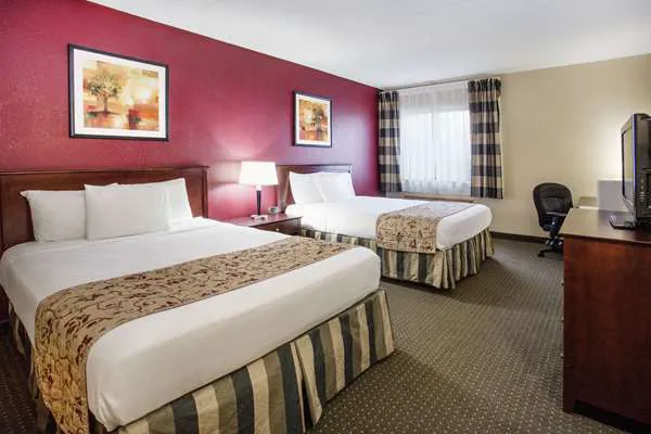 Ramada by Wyndham Bettendorf 4