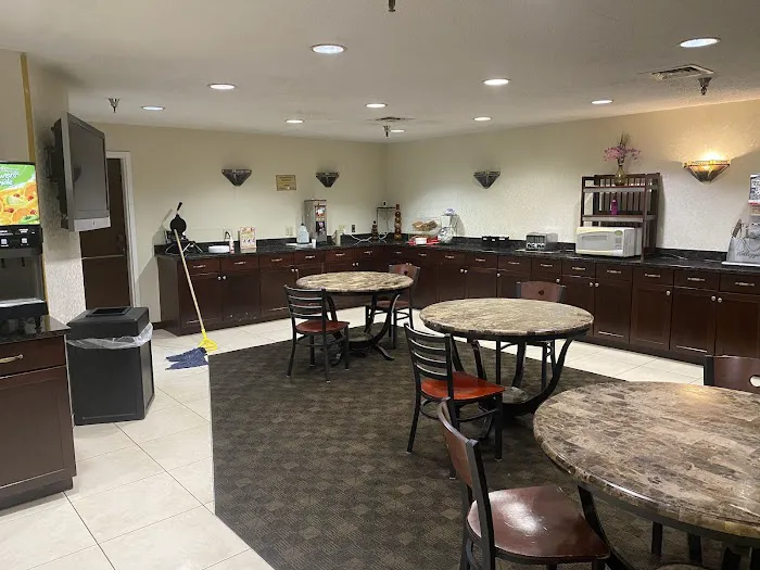 Ramada by Wyndham Bettendorf 4