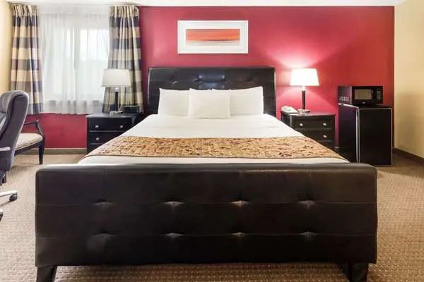 Ramada by Wyndham Bettendorf 4