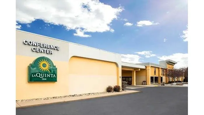 La Quinta Inn by Wyndham Davenport & Conference Center 4