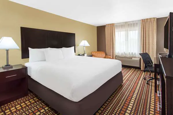 Days Inn & Suites by Wyndham Davenport East 4