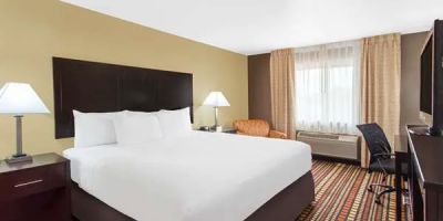 Days Inn & Suites by Wyndham Davenport East