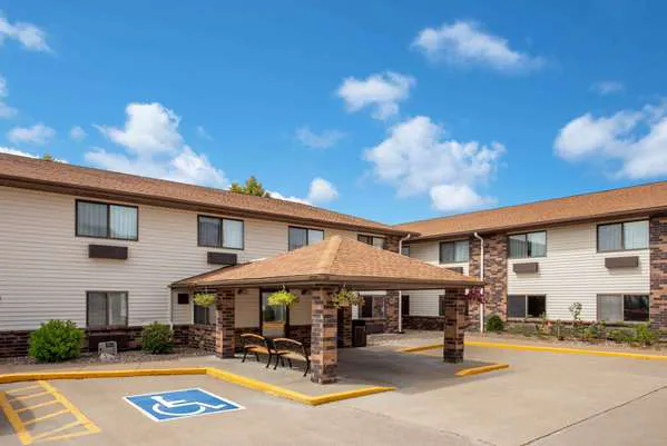 Days Inn & Suites by Wyndham Davenport East 4