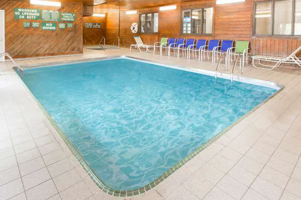 Days Inn & Suites by Wyndham Davenport East 4