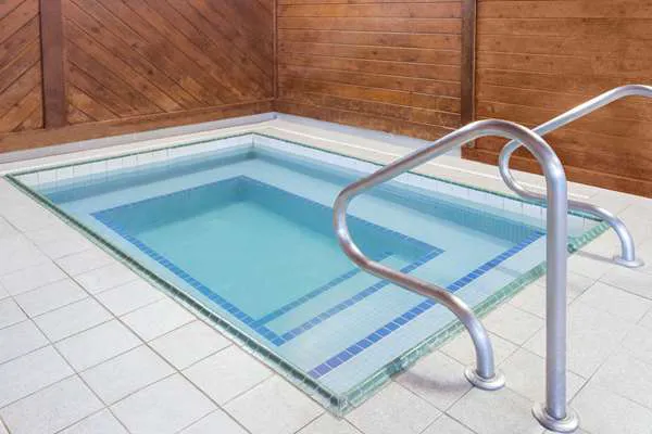 Days Inn & Suites by Wyndham Davenport East 4