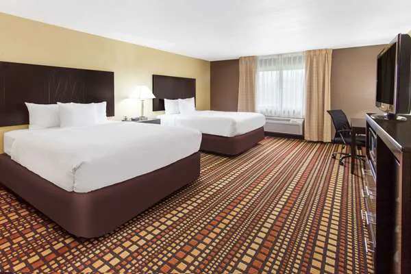Days Inn & Suites by Wyndham Davenport East 4