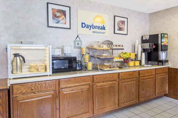 Days Inn & Suites by Wyndham Davenport East 4