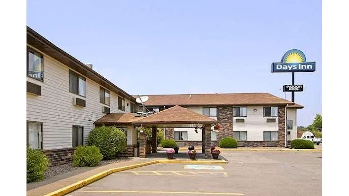 Days Inn & Suites by Wyndham Davenport East 4