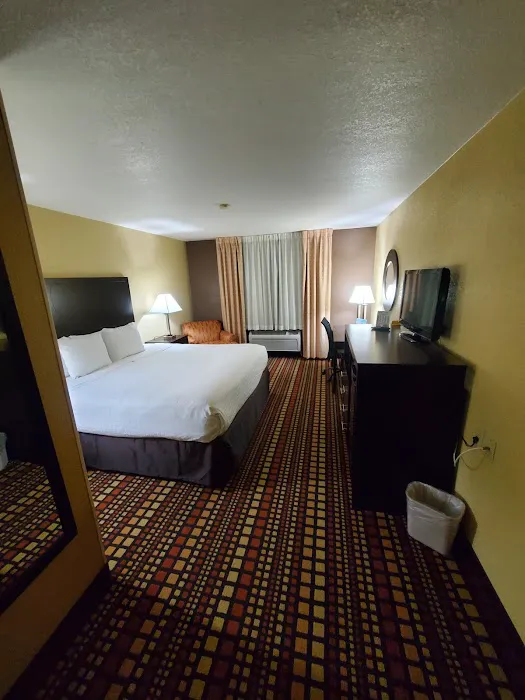 Days Inn & Suites by Wyndham Davenport East 4