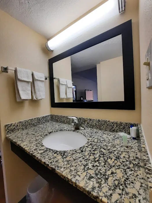 Americas Best Value Inn Moline 4