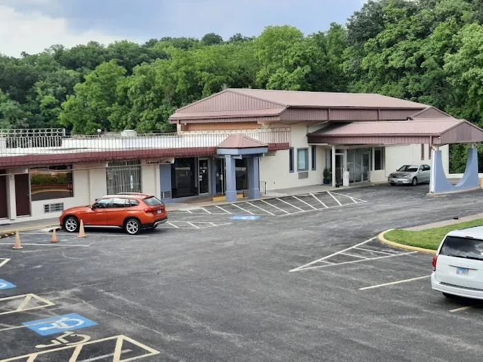Americas Best Value Inn Moline 4