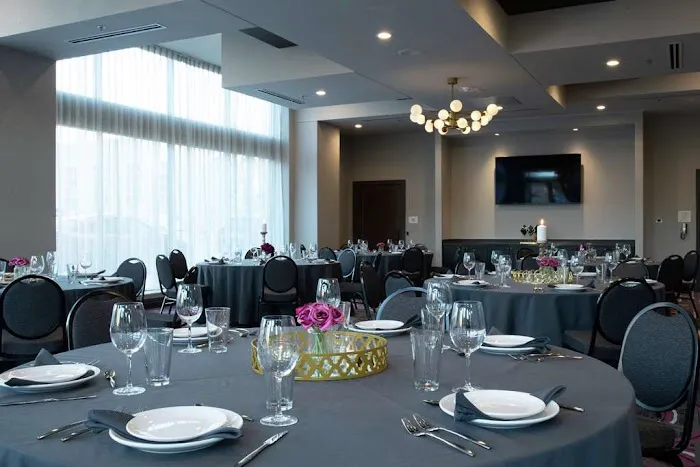 The Axis Moline Hotel, Tapestry Collection by Hilton 4