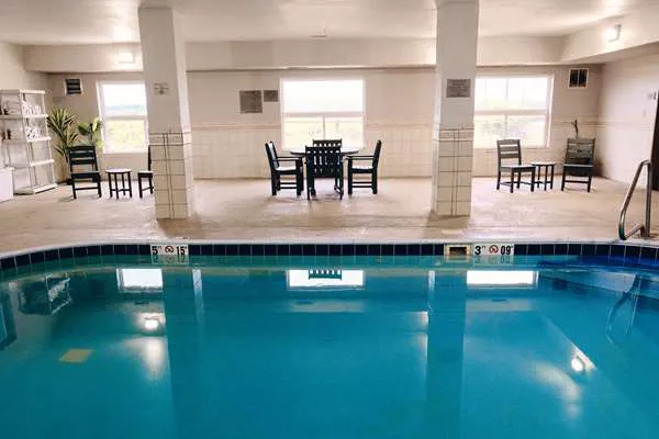 Country Inn & Suites by Radisson, Moline Airport, IL 4