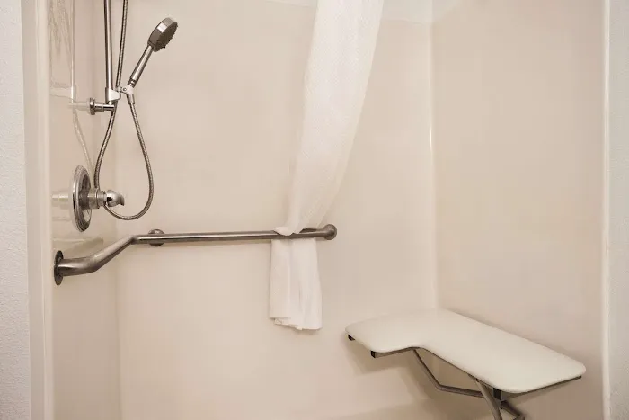 Country Inn & Suites by Radisson, Moline Airport, IL 4