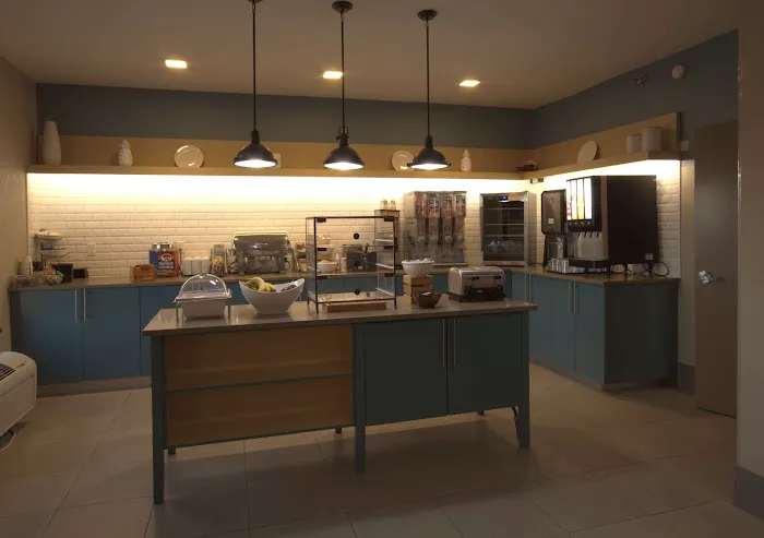 Country Inn & Suites by Radisson, Moline Airport, IL 4