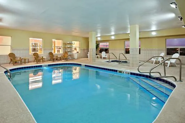Country Inn & Suites by Radisson, Moline Airport, IL 4