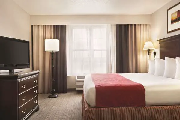 Country Inn & Suites by Radisson, Moline Airport, IL 4