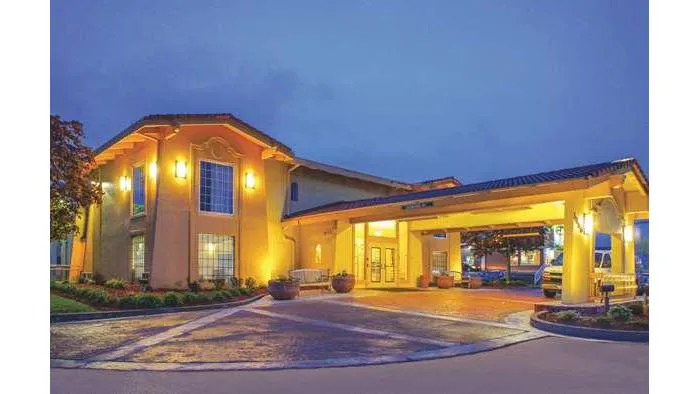 La Quinta Inn by Wyndham Moline Airport 4