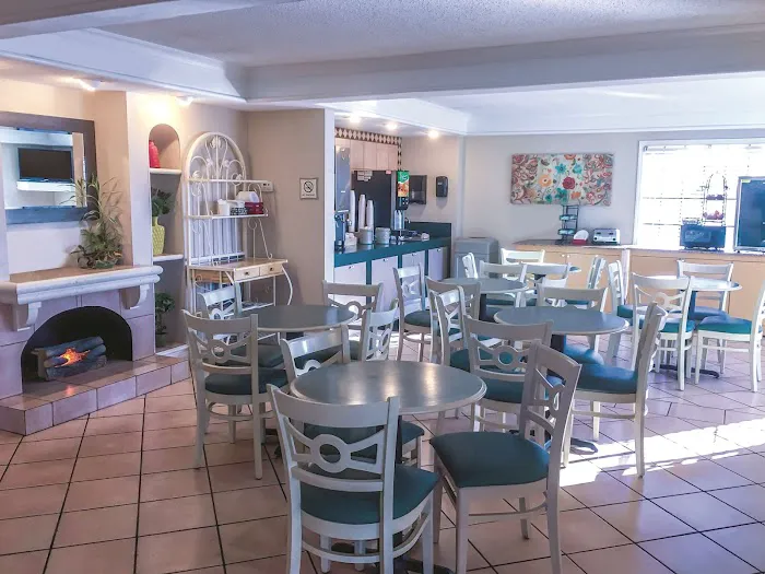 La Quinta Inn by Wyndham Moline Airport 4