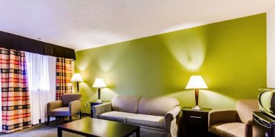 Quality Inn & Suites Moline Airport