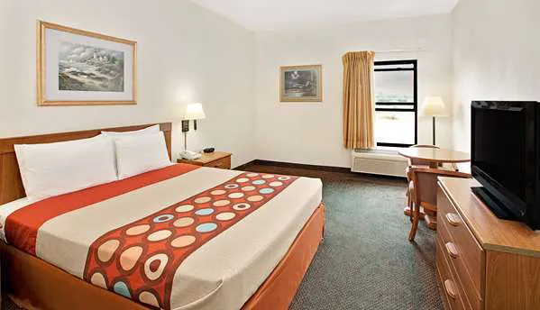 Super 8 by Wyndham Hampshire IL 4