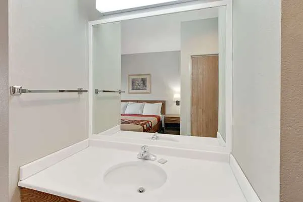 Super 8 by Wyndham Hampshire IL 4