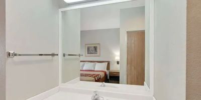 Super 8 by Wyndham Hampshire IL