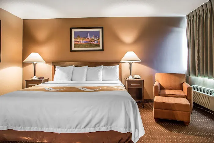 Quality Inn Elgin I-90 4