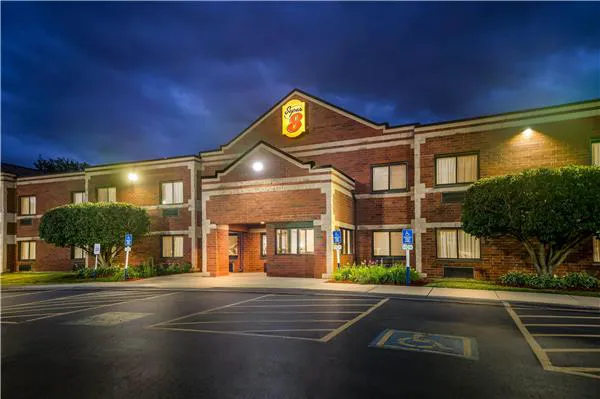 Super 8 by Wyndham Elgin 4