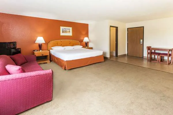 Super 8 by Wyndham Elgin 4