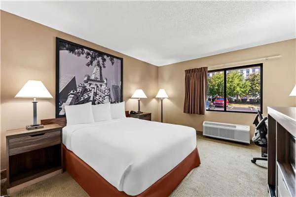 Super 8 by Wyndham Elgin 4
