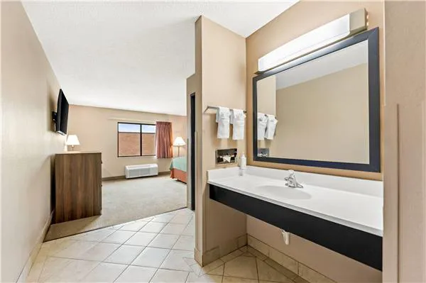 Super 8 by Wyndham Elgin 4