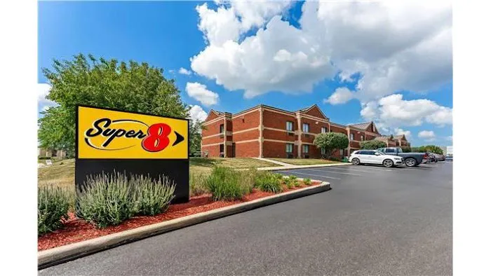 Super 8 by Wyndham Elgin 4